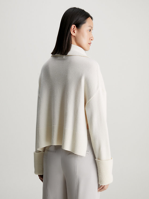 white luźny wełniany sweter z zamkiem na wysokości szyi dla kobiety - calvin klein