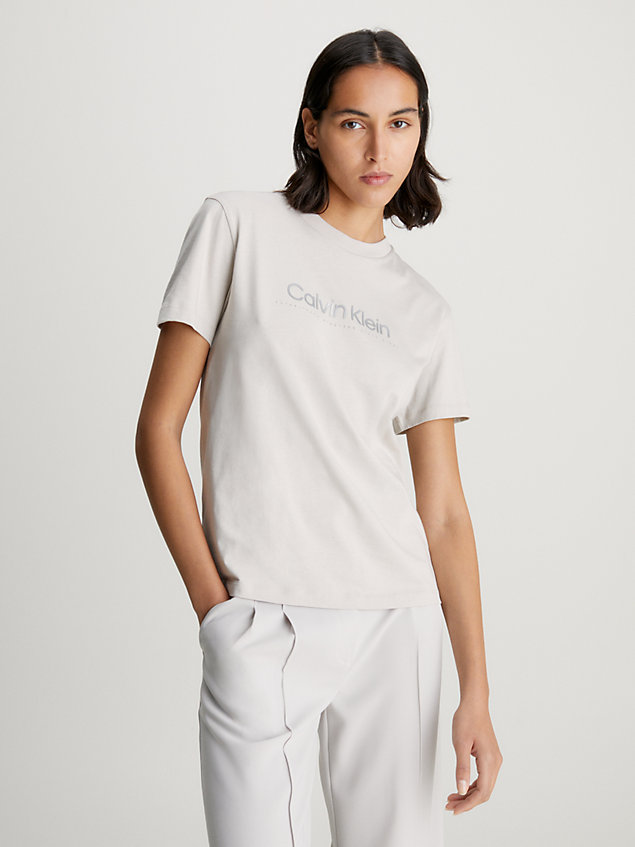 grey t-shirt z logo z satynowym nadrukiem dla kobiety - calvin klein