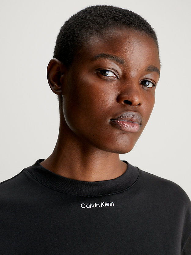 ck black luźny t-shirt z minilogo dla kobiety - calvin klein