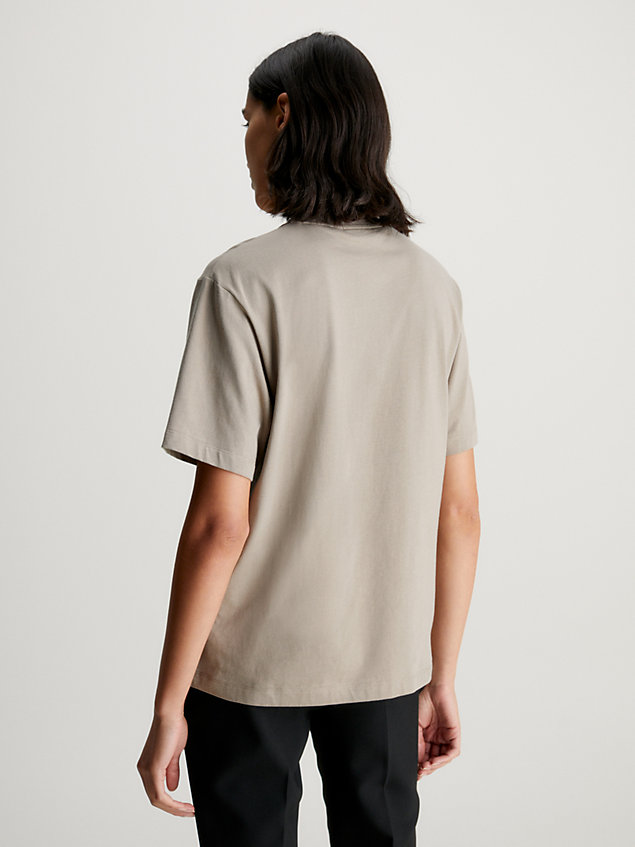 khaki relaxed t-shirt met logo voor dames - calvin klein