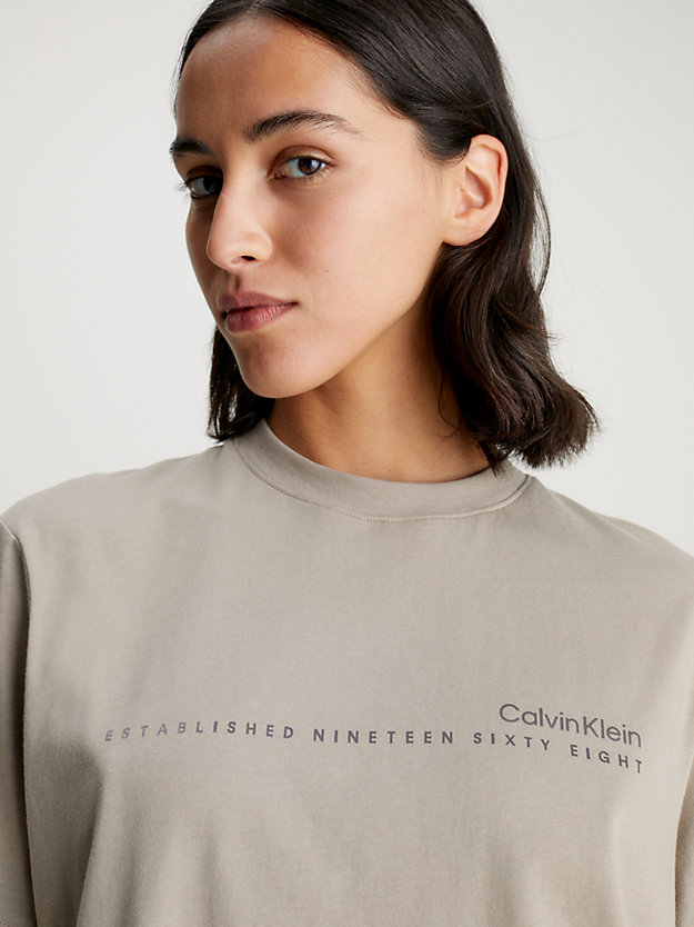 neutral taupe luźny t-shirt z logo dla kobiety - calvin klein