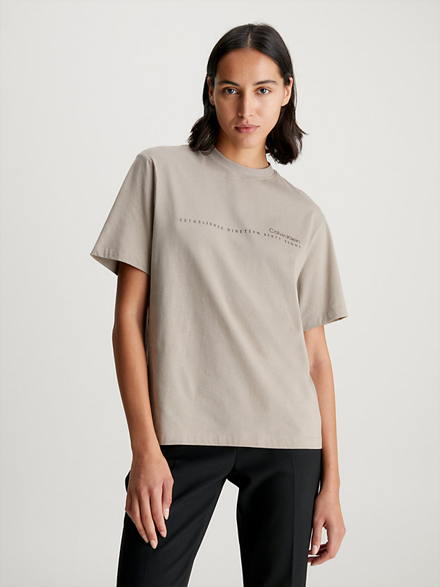 camiseta holgada con logo khaki de mujeres calvin klein