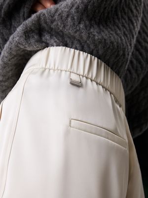 antique white gerade hose aus technischem satin für damen - calvin klein