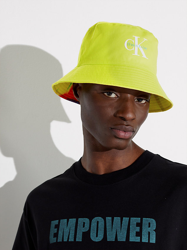 green unisex omkeerbare bucket hat - pride voor unisex - calvin klein jeans