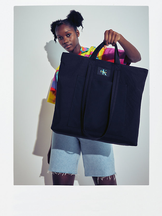 BLACK Tote-Bag aus recyceltem Nylon - Pride für unisex CALVIN KLEIN JEANS