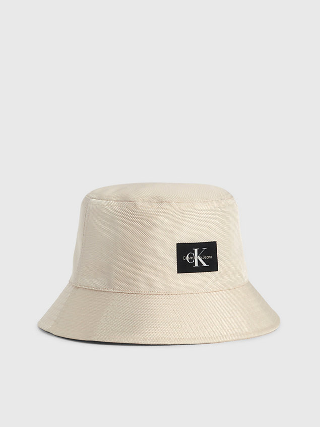 beige kapelusz typu bucket hat unisex z materiałów z recyklingu dla unisex - calvin klein jeans
