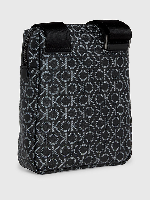 black kleine crossbody bag aus recyceltem material mit logo für herren - calvin klein