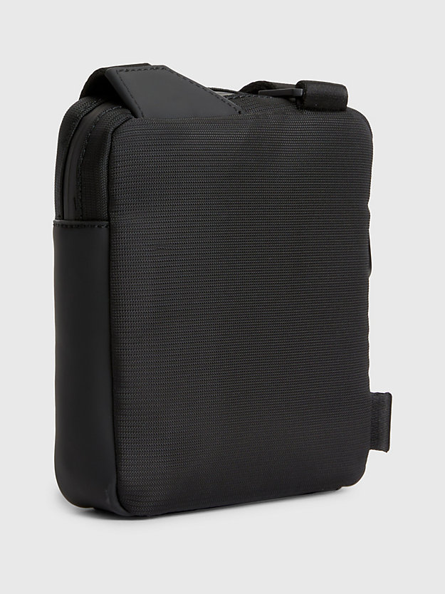 BLACK TONAL MONO Wandelbare Crossbody Bag aus Recycling-Material für Herren CALVIN KLEIN