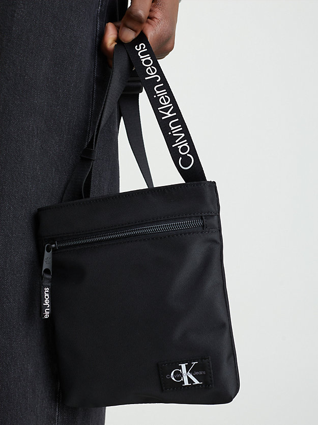 BLACK Kleine, flache Crossbody Bag aus recyceltem Material für Herren CALVIN KLEIN JEANS