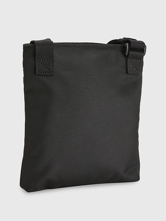 black kleine, flache crossbody bag aus recyceltem material für herren - calvin klein jeans
