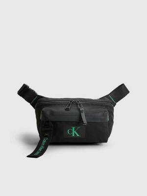 black gürteltasche aus recyceltem material für herren - calvin klein jeans