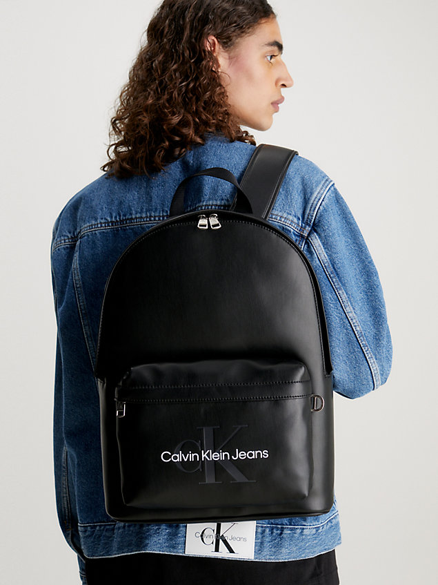 mochila redonda con logo black de hombre calvin klein jeans