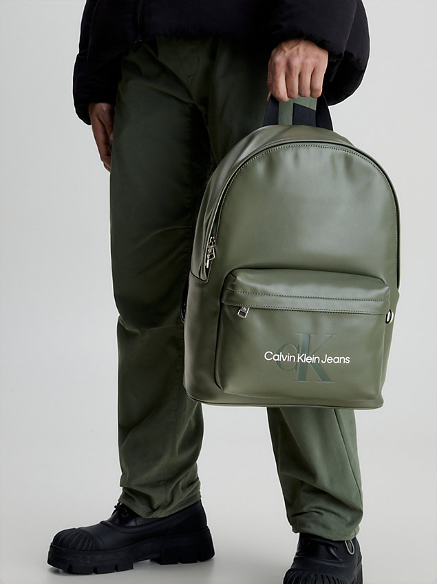 mochila redonda con logo green de hombre calvin klein jeans