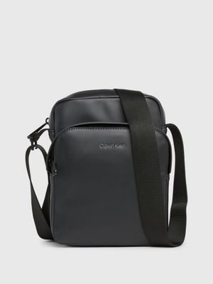 black crossbody-reporter-bag aus recyceltem material für herren - calvin klein