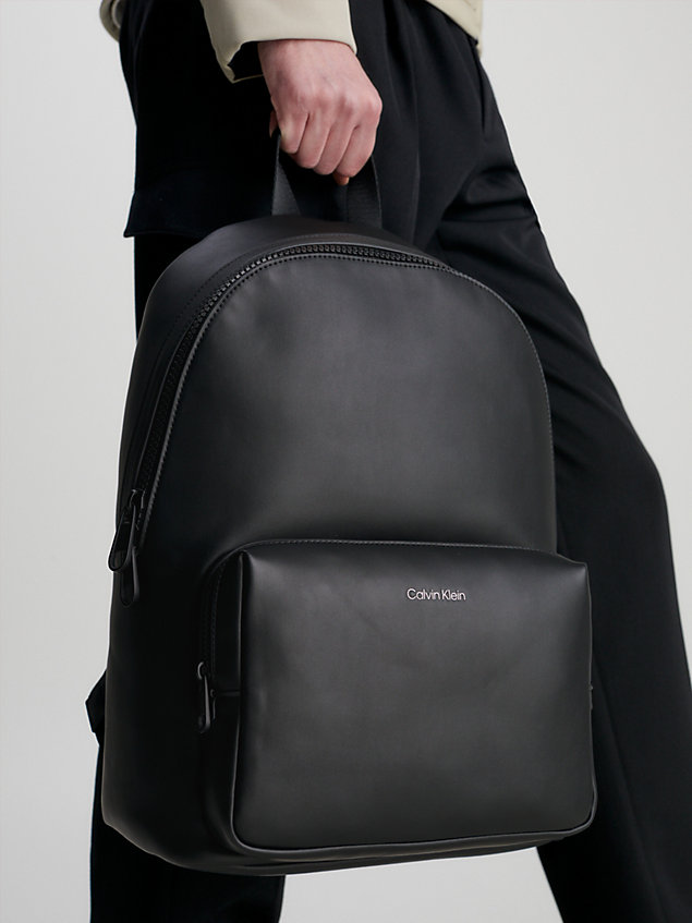 black runder rucksack aus recyceltem material für herren - calvin klein