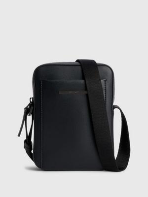 black kleine crossbody-reporter-bag aus recyceltem material für herren - calvin klein