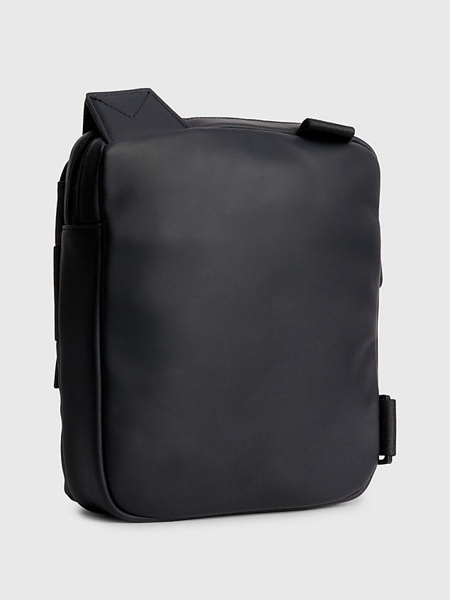 black wandelbare crossbody-reporter-bag aus recycling-material für herren - calvin klein
