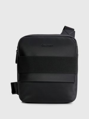 black wandelbare crossbody-reporter-bag aus recycling-material für herren - calvin klein