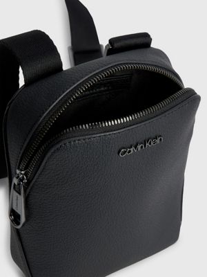 Kleine wandelbare CrossbodyReporterBag Calvin Klein® K50K510555BAX