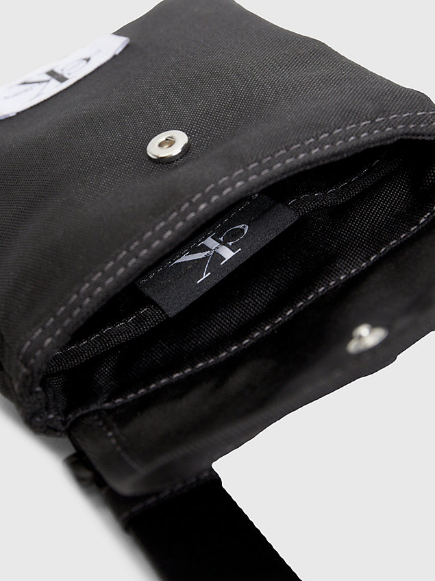 black crossbody-handy-tasche aus recyceltem material für herren - calvin klein jeans