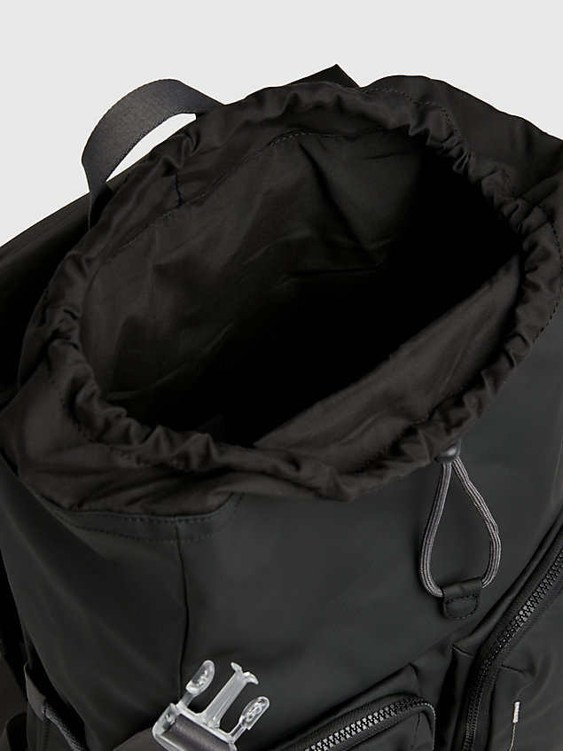 black beschichteter rucksack mit klappe für herren - calvin klein jeans