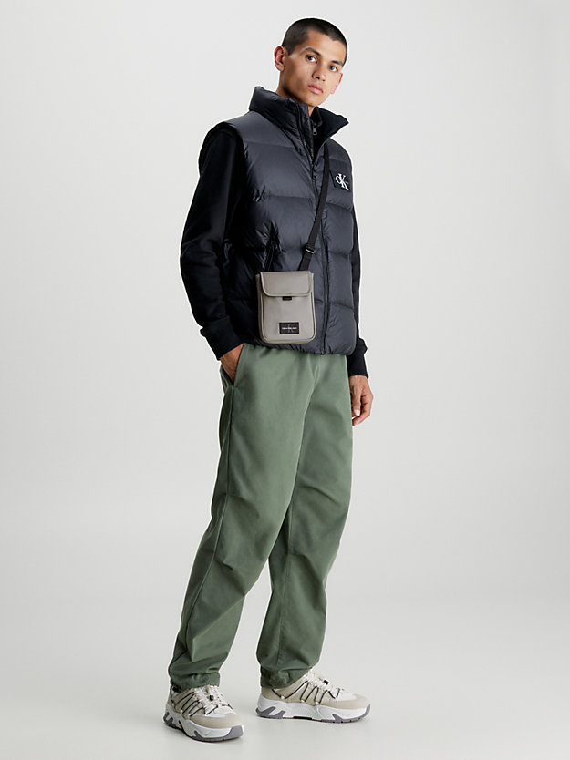 sac en bandoulière avec rangement pour téléphone atlantic taupe pour hommes calvin klein jeans