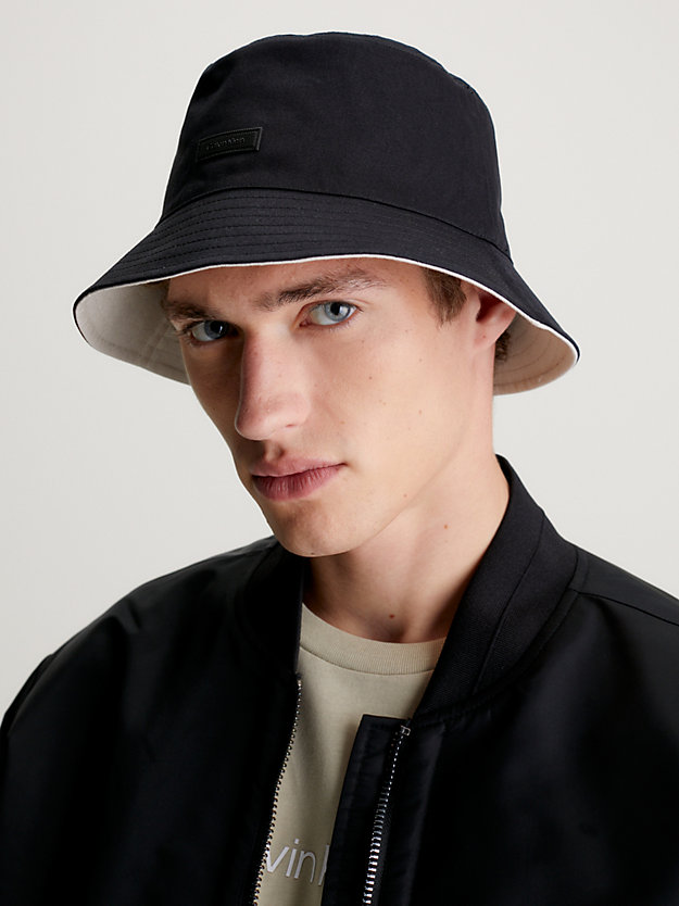 ck black/stony beige dwustronny kapelusz typu bucket hat dla mężczyźni - calvin klein