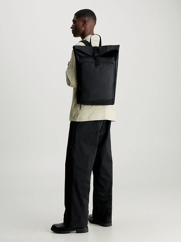 mochila con la parte superior enrollable con logo black uv mono de hombres calvin klein