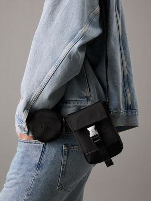 black handy-umhängetasche mit gehäuse für herren - calvin klein jeans