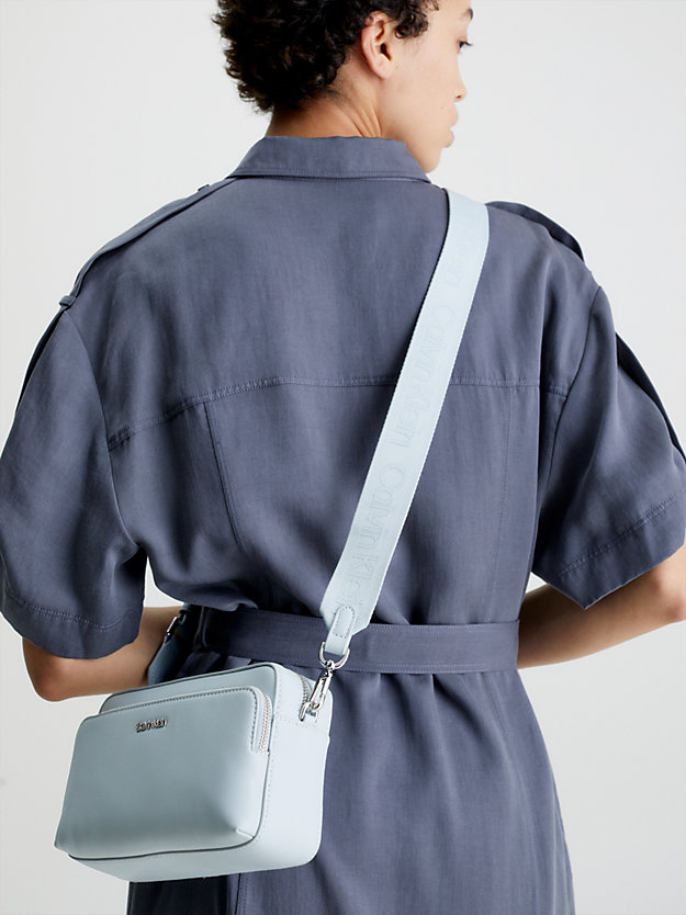 PEARL BLUE Große Crossbody Bag aus recyceltem Material für Damen CALVIN KLEIN