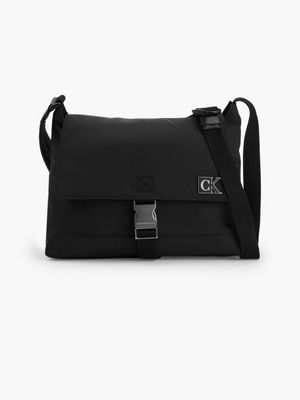  wandelbare schultertasche aus recyling-nylonmischung für damen - calvin klein jeans
