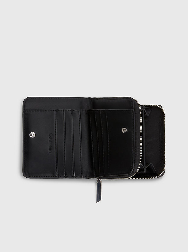 BLACK MONO RFID-Portemonnaie mit Rundum-Reißverschluss aus recyceltem Material für Damen CALVIN KLEIN