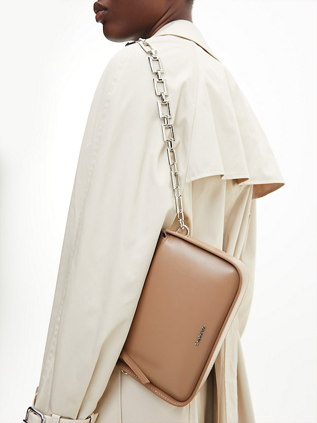 SAFARI CANVAS Mała torba przez ramię z materiałów z recyklingu z łańcuszkiem dla Kobiety CALVIN KLEIN