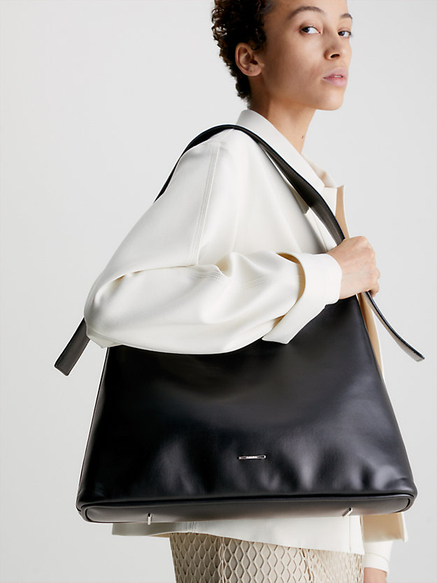 CK BLACK Schultertasche aus recyceltem Kunstleder für Damen CALVIN KLEIN