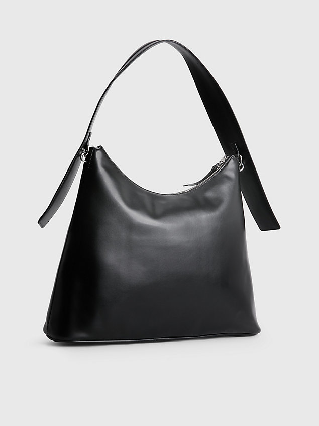 black schultertasche aus recyceltem kunstleder für damen - calvin klein