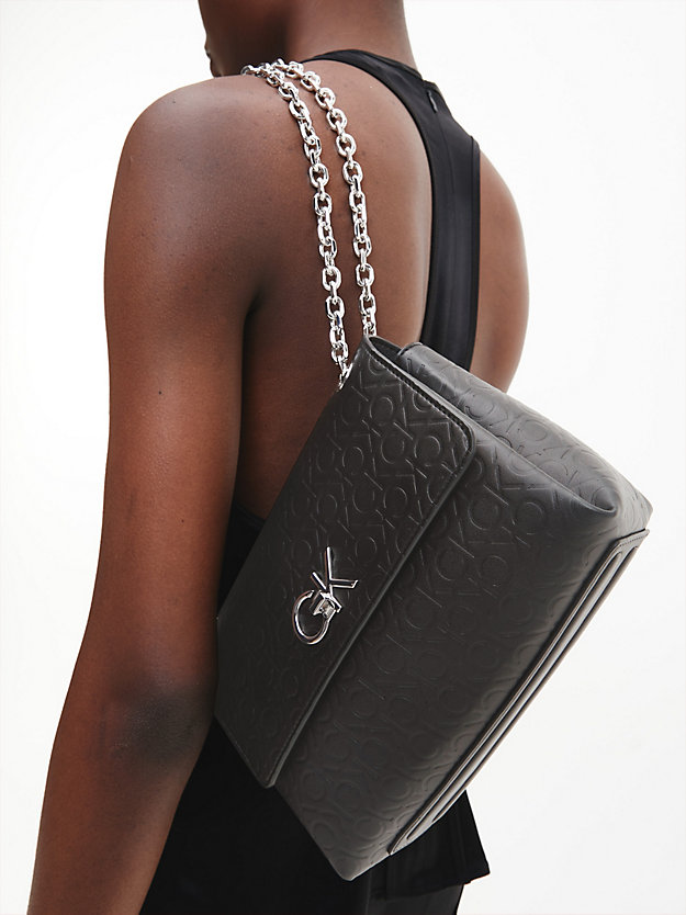 CK BLACK Wandelbare Schultertasche aus Recycling-Material für Damen CALVIN KLEIN