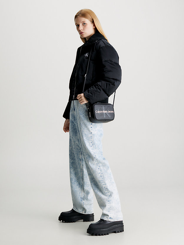black with rose mała torba przez ramię dla kobiety - calvin klein jeans
