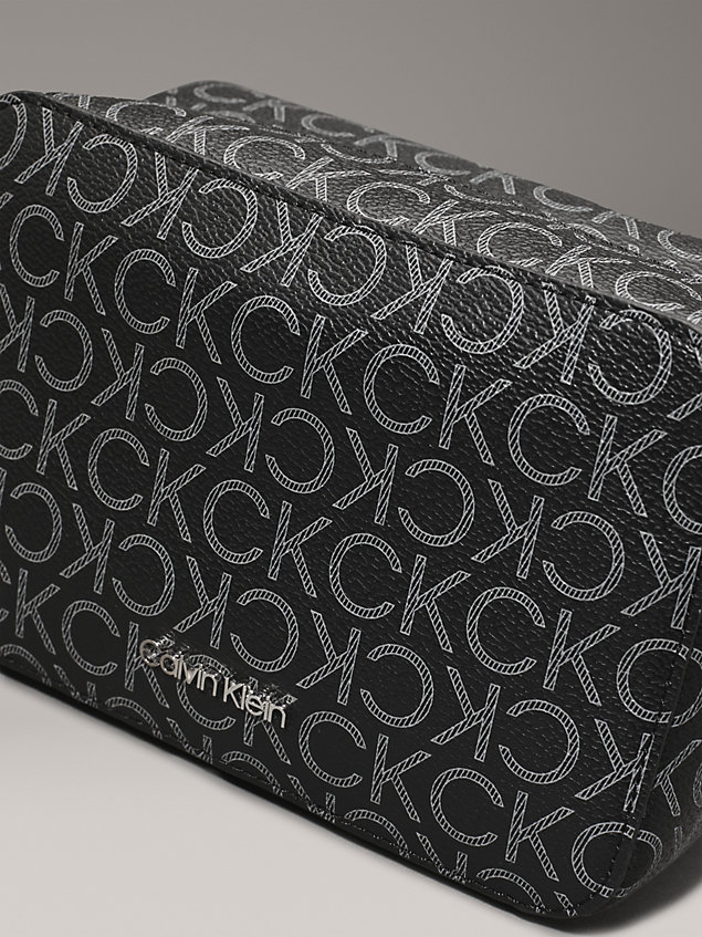 black logo crossbody bag aus recyceltem material für damen - calvin klein