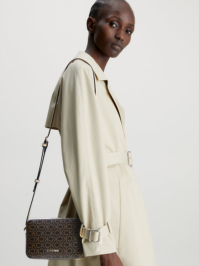 brown torba przez ramię z materiałów z recyklingu z logo dla kobiety - calvin klein