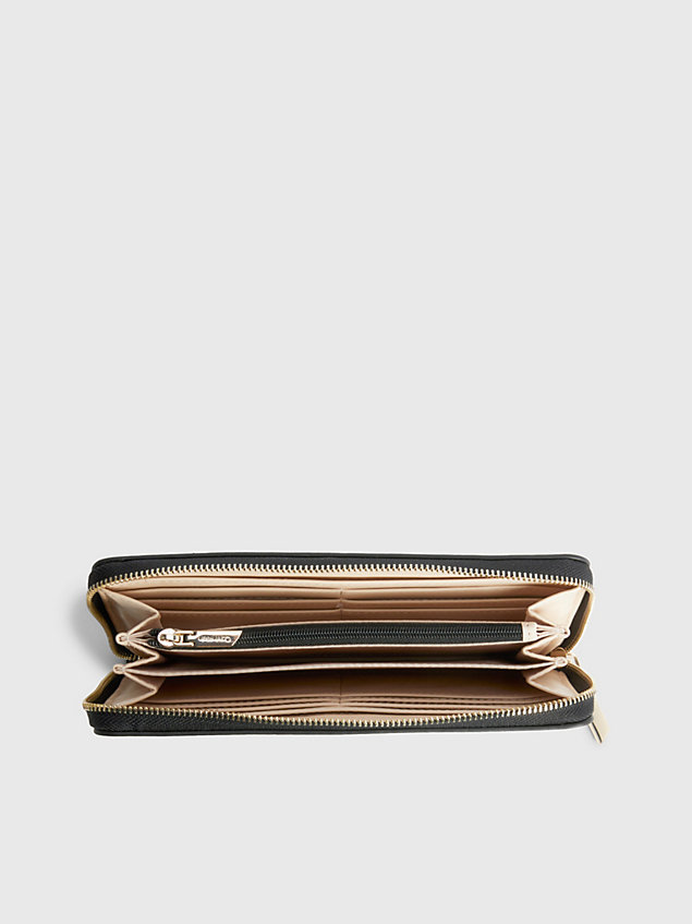 grand portefeuille zippé avec logo en matière recyclée brown pour femmes calvin klein