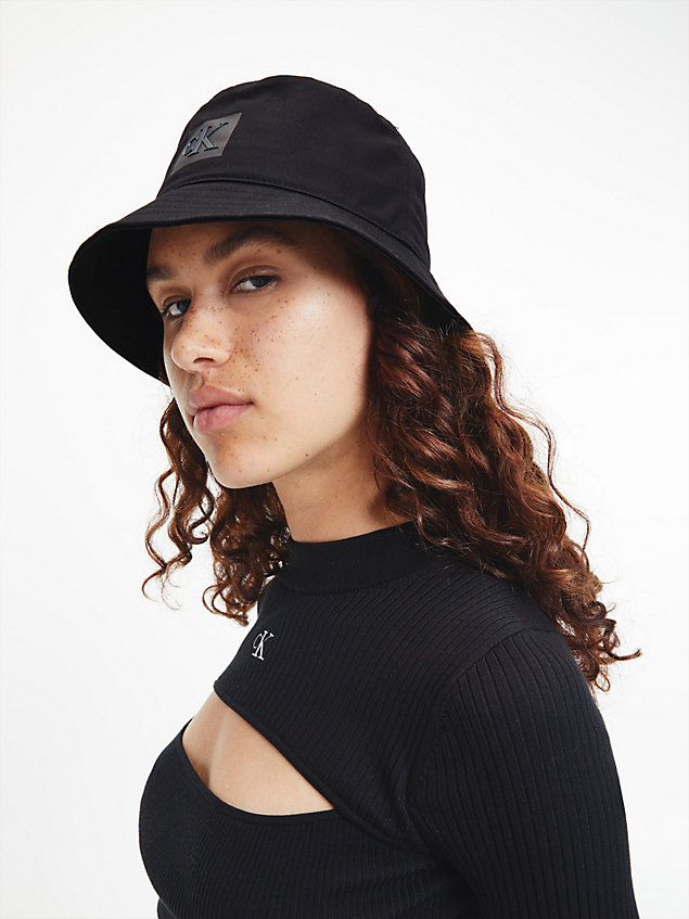 black kapelusz typu bucket hat z bawełny organicznej dla kobiety - calvin klein jeans