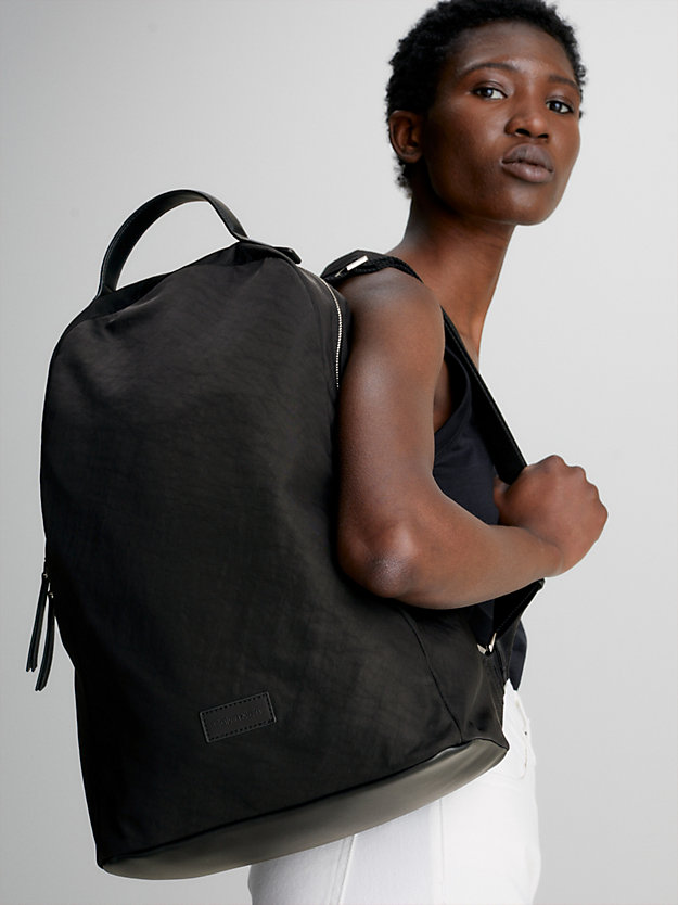 CK BLACK Runder Rucksack aus recyceltem Nylon für Damen CALVIN KLEIN