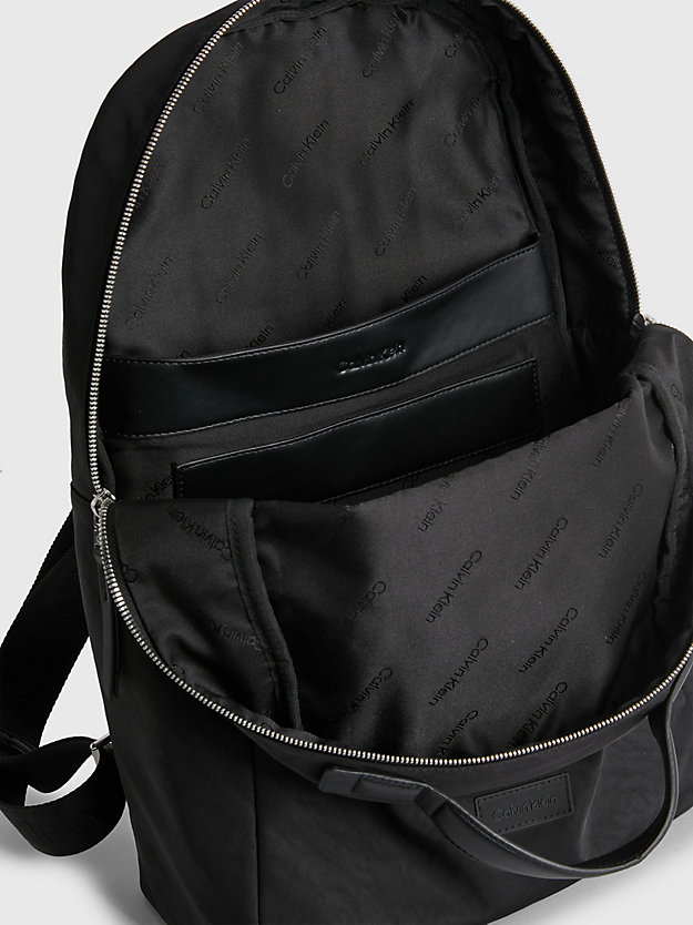 CK BLACK Runder Rucksack aus recyceltem Nylon für Damen CALVIN KLEIN