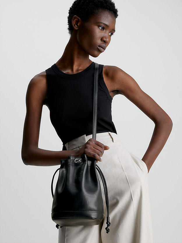 CK BLACK Kleine Bucket-Bag aus recyceltem Material für Damen CALVIN KLEIN