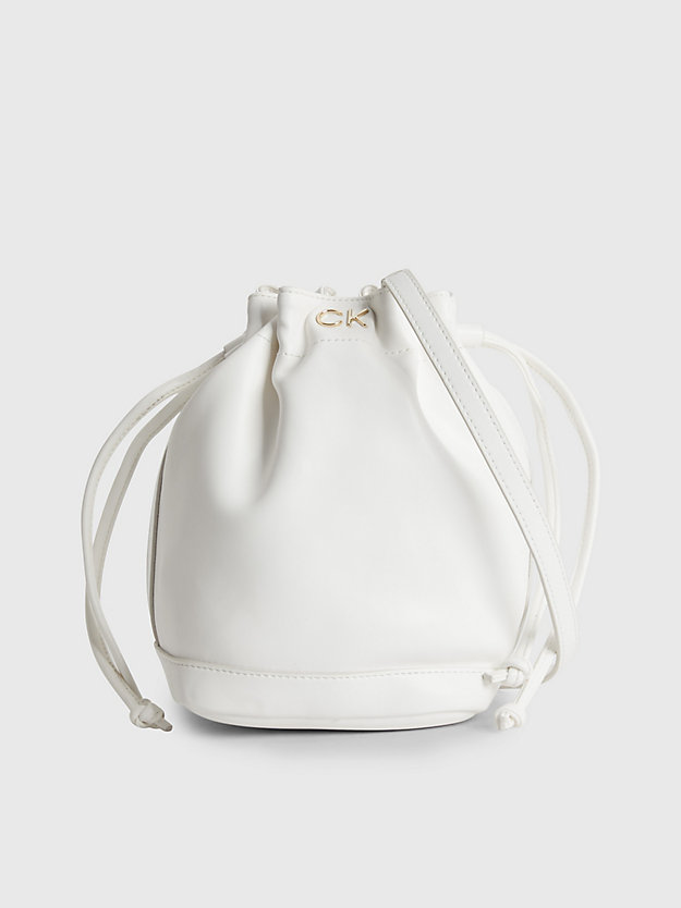 bright white kleine bucket-bag aus recyceltem material für damen - calvin klein