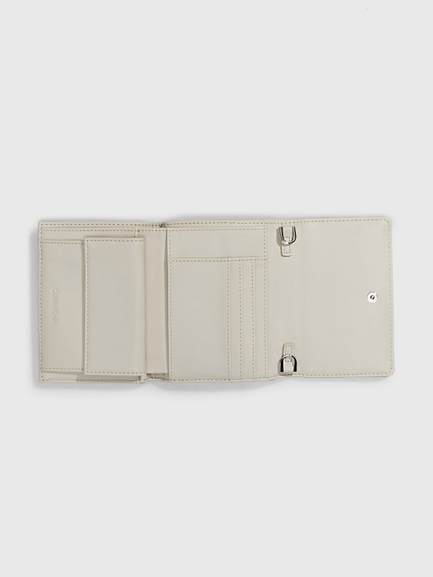stoney beige wattierte portemonnaie-tasche aus recyceltem material für damen - calvin klein