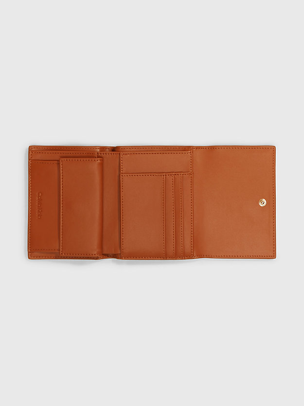 COGNAC Dreifach faltbares Portemonnaie aus recyceltem Material für Damen CALVIN KLEIN