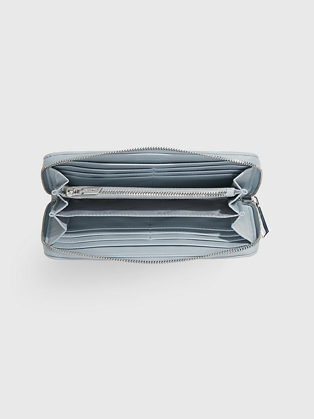 PEARL BLUE Wattiertes Portemonnaie aus recyceltem Material für Damen CALVIN KLEIN