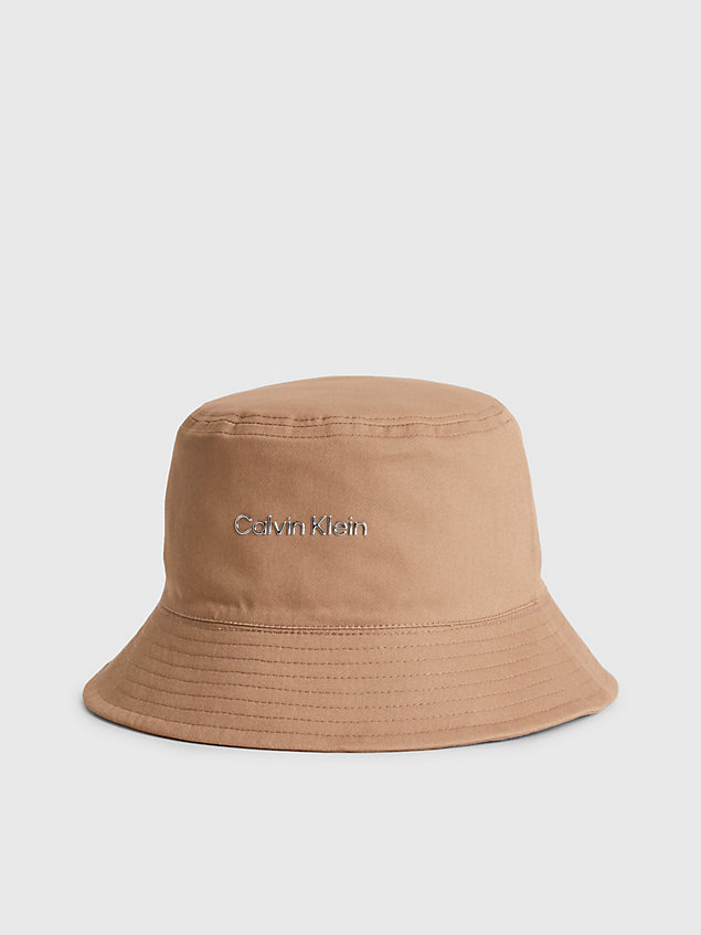 brown dwustronny kapelusz bucket hat z bawełny organicznej dla kobiety - calvin klein
