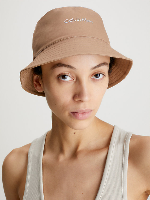 brown dwustronny kapelusz bucket hat z bawełny organicznej dla kobiety - calvin klein
